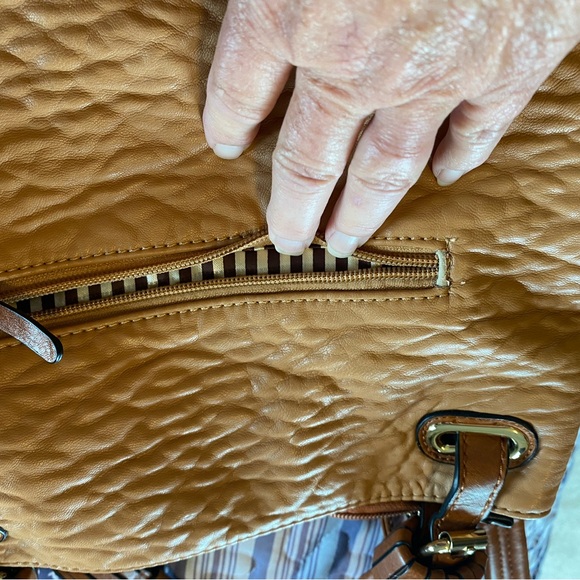 Satchel. Can be carried as a crossbody - Picture 3 of 6